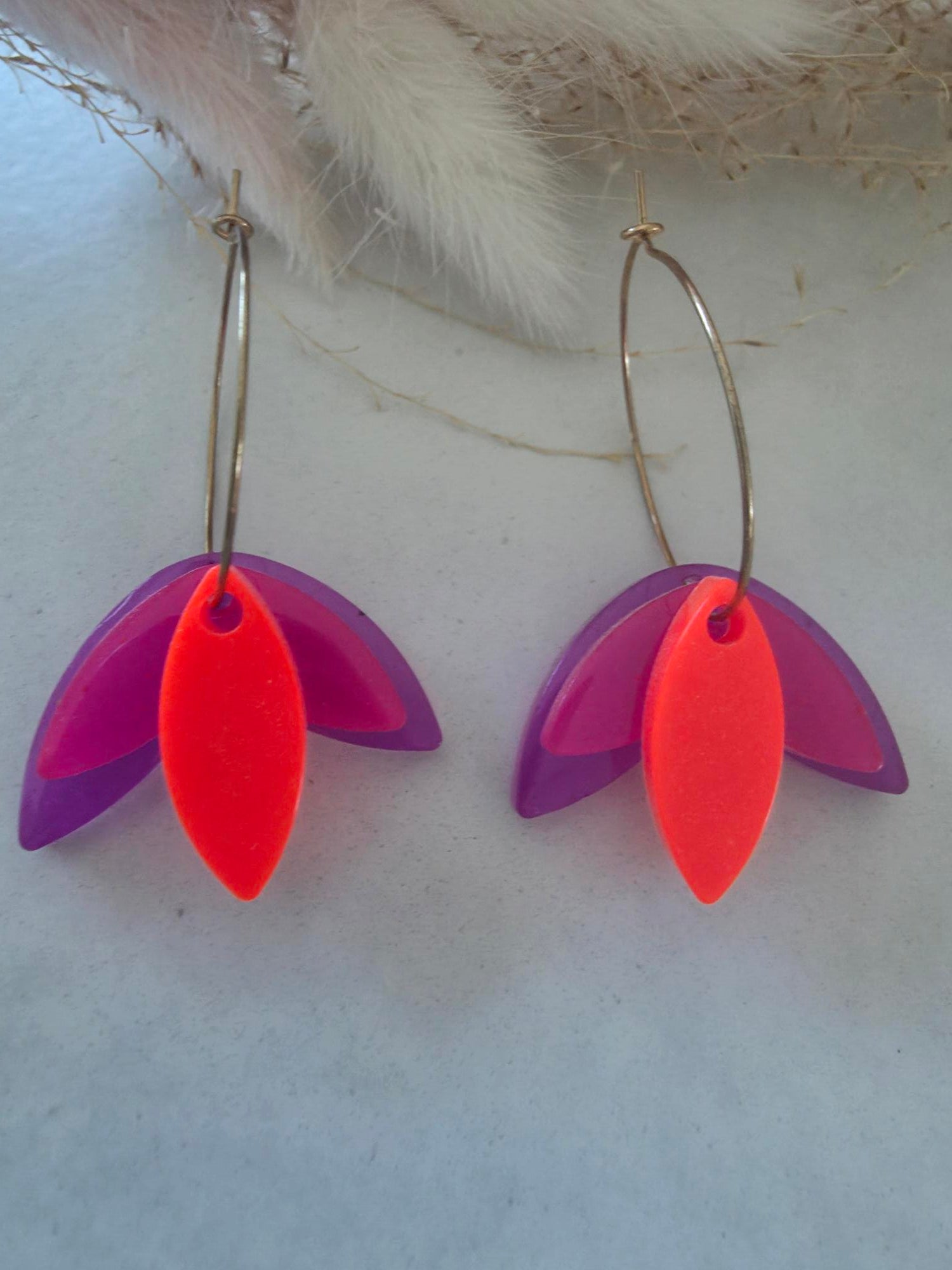Boucles d'oreilles créoles dorées – pétales violet & orange fluo en résine époxy (paire)