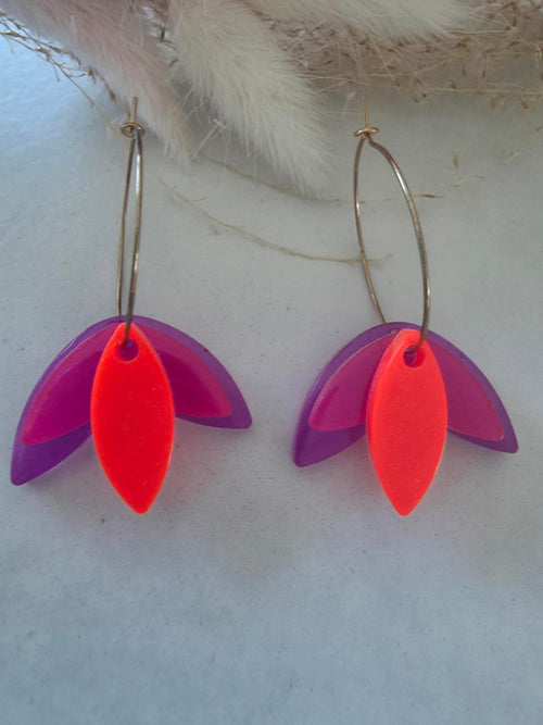 Boucles d'oreilles créoles dorées – pétales violet & orange fluo en résine époxy (paire)