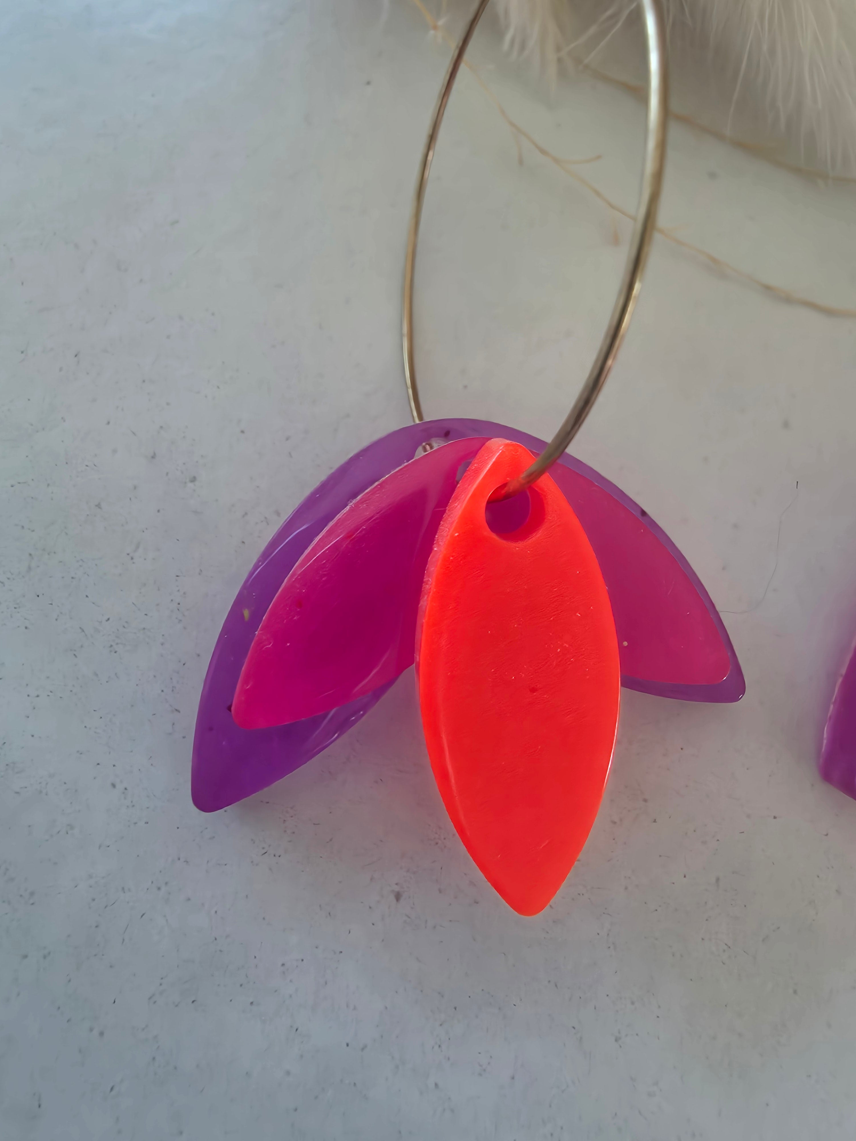 Boucles d'oreilles créoles dorées – pétales violet & orange fluo en résine époxy (paire)