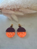 Boucles d'oreilles puce demi-cercle violet & demi-lune résine époxy confettis orange fluo (paire)