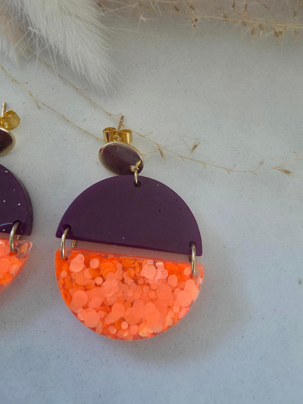 Boucles d'oreilles puce demi-cercle violet & demi-lune résine époxy confettis orange fluo (paire)