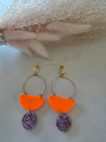 Boucles d'oreilles pendantes créole dorée – demi-cercle orange fluo & disque résine époxy confettis violet (paire)