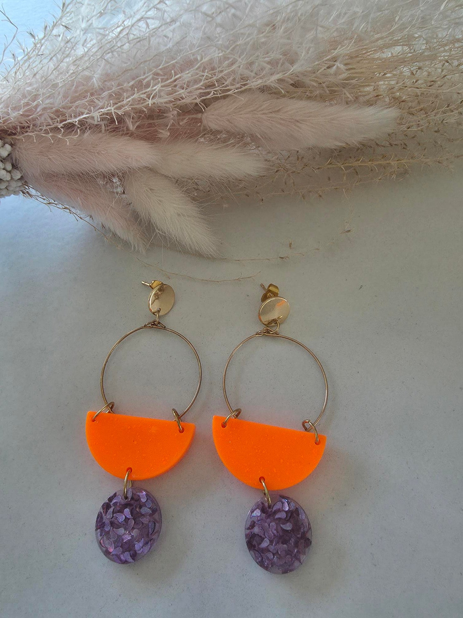 Boucles d'oreilles pendantes créole dorée – demi-cercle orange fluo & disque résine époxy confettis violet (paire)