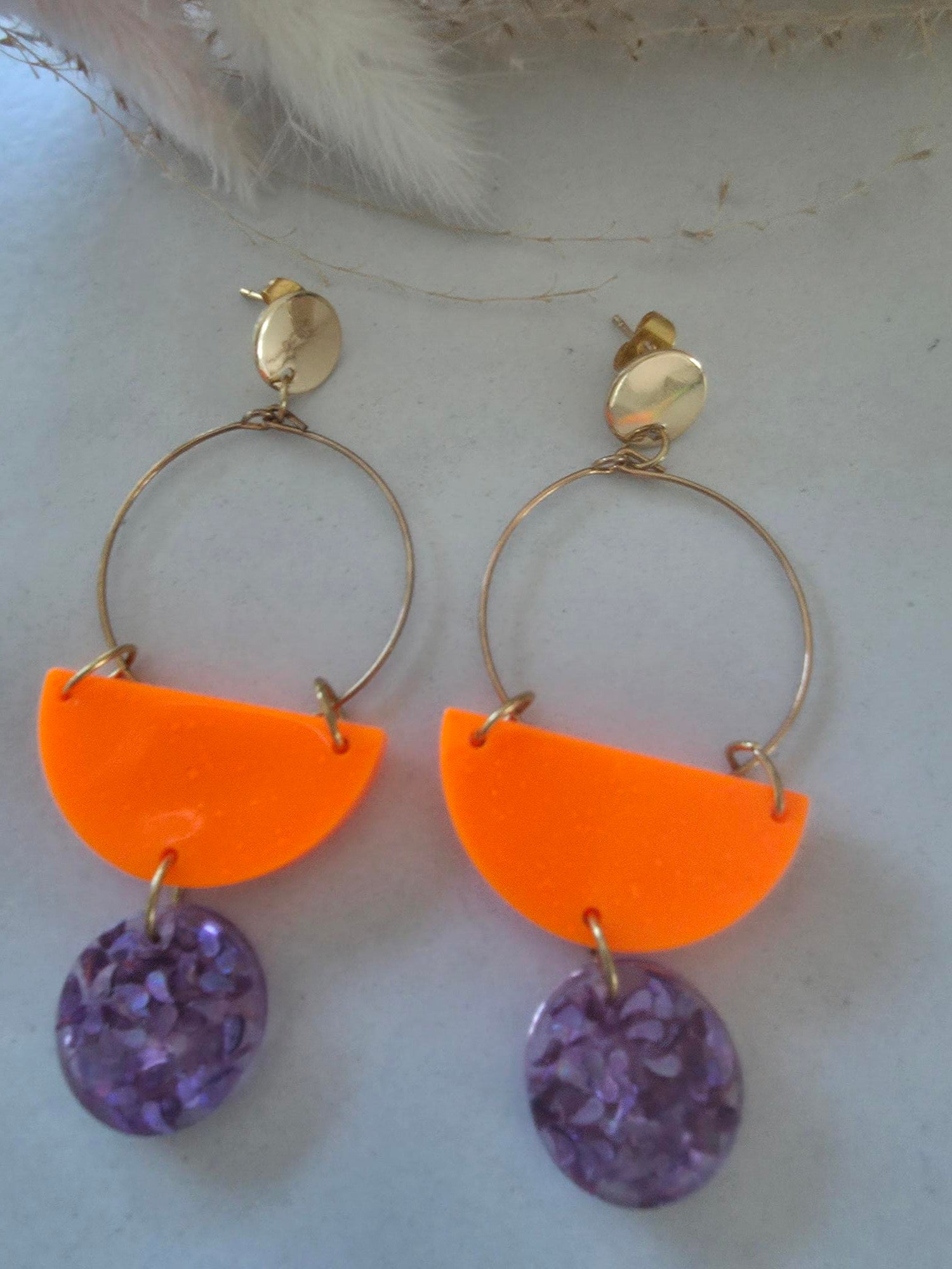 Boucles d'oreilles pendantes créole dorée – demi-cercle orange fluo & disque résine époxy confettis violet (paire)