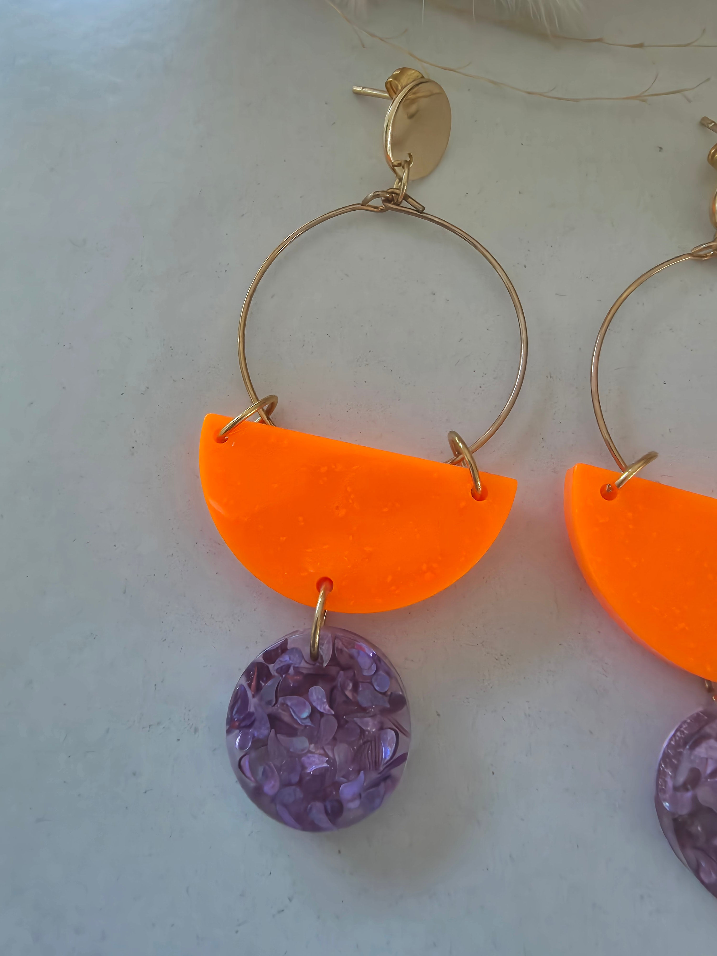 Boucles d'oreilles pendantes créole dorée – demi-cercle orange fluo & disque résine époxy confettis violet (paire)