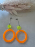 Boucles d'oreilles pendantes barre argentée – disque jaune fluo & grand anneau orange fluo en résine époxy (paire)