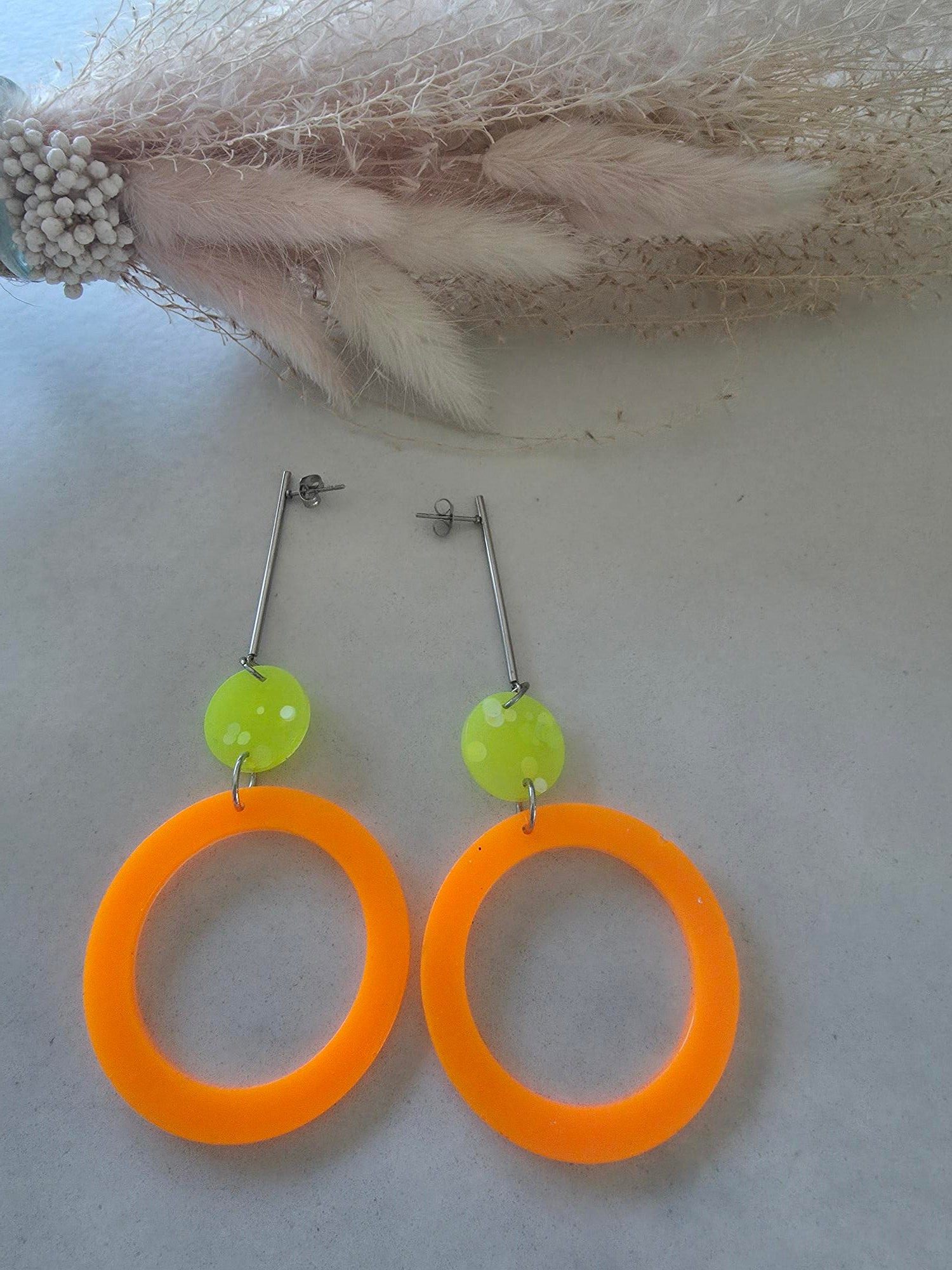 Boucles d'oreilles pendantes barre argentée – disque jaune fluo & grand anneau orange fluo en résine époxy (paire)