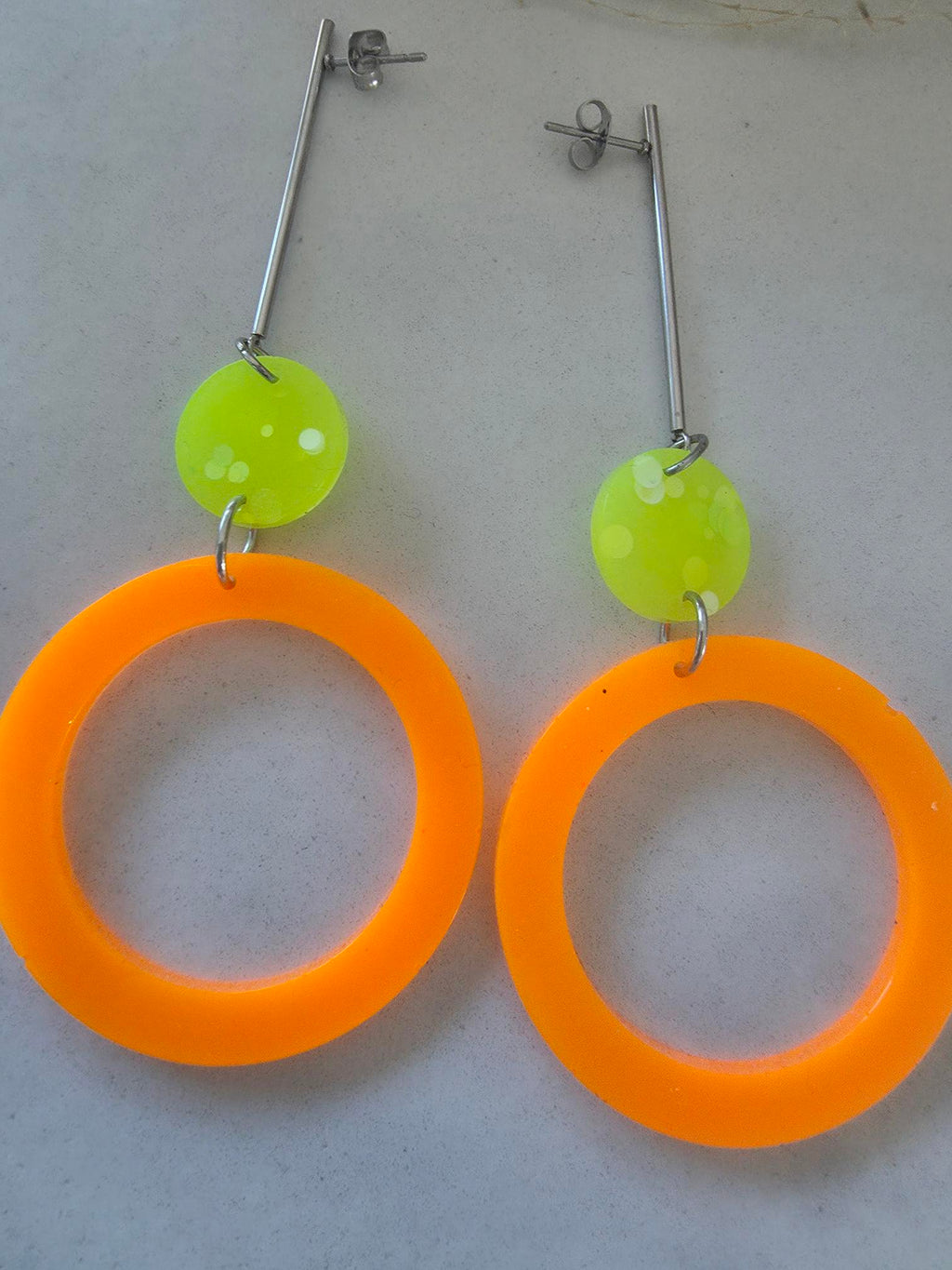 Boucles d'oreilles pendantes barre argentée – disque jaune fluo & grand anneau orange fluo en résine époxy (paire)