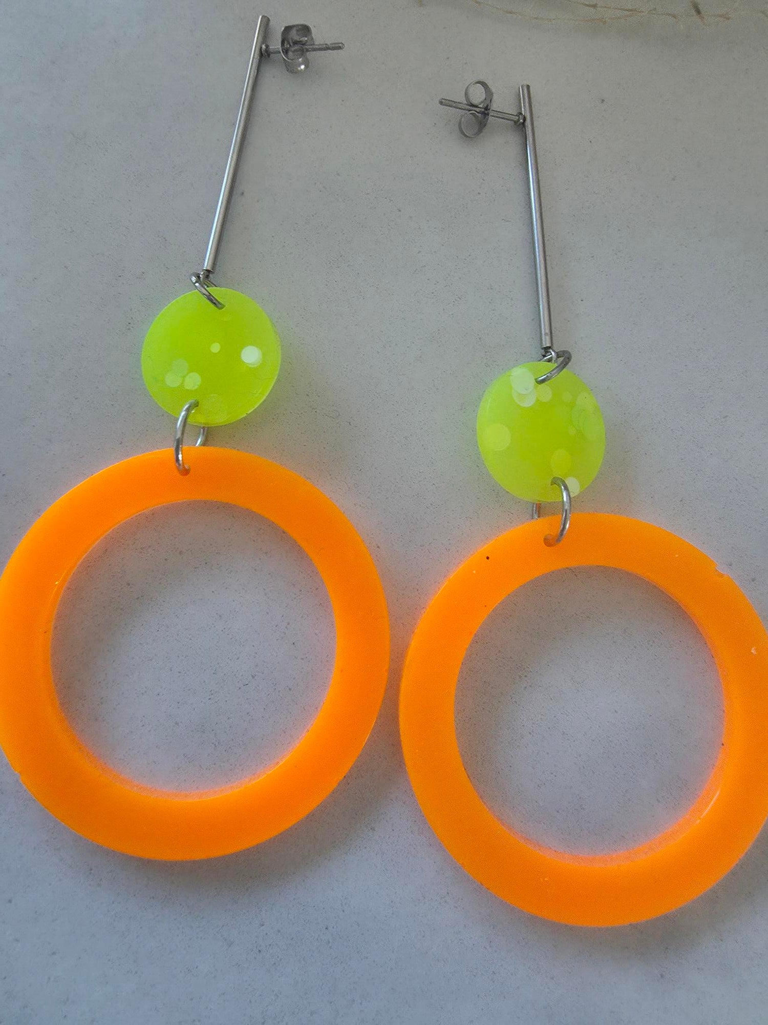 Boucles d'oreilles pendantes barre argentée – disque jaune fluo & grand anneau orange fluo en résine époxy (paire)