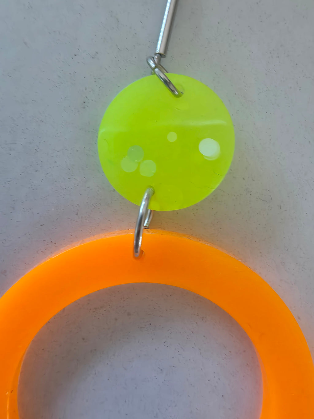 Boucles d'oreilles pendantes barre argentée – disque jaune fluo & grand anneau orange fluo en résine époxy (paire)
