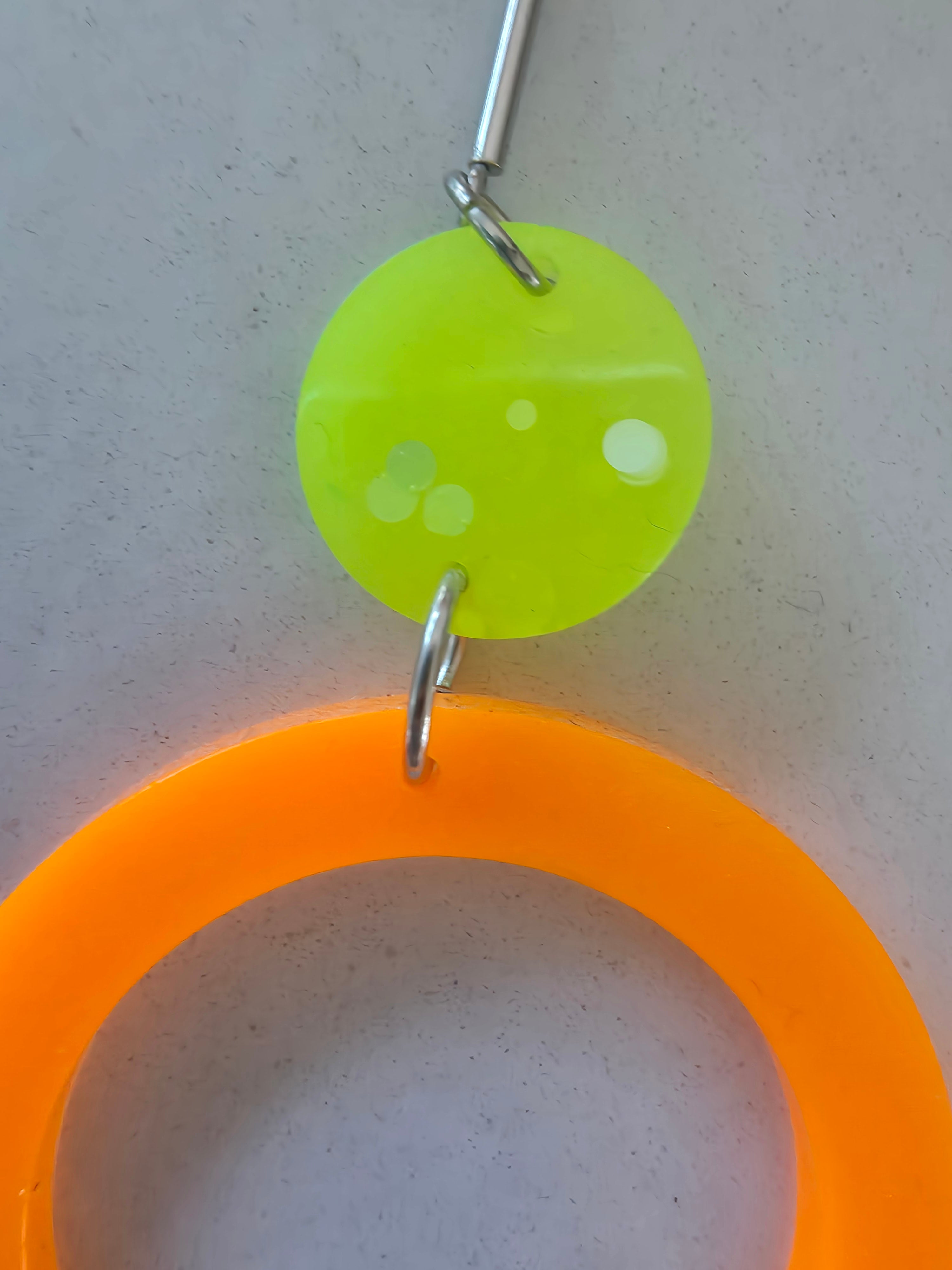 Boucles d'oreilles pendantes barre argentée – disque jaune fluo & grand anneau orange fluo en résine époxy (paire)