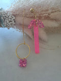 Boucles d'oreilles asymétriques rose fuchsia résine époxy – créole & carré confettis / barre paillettée & papillon (paire)