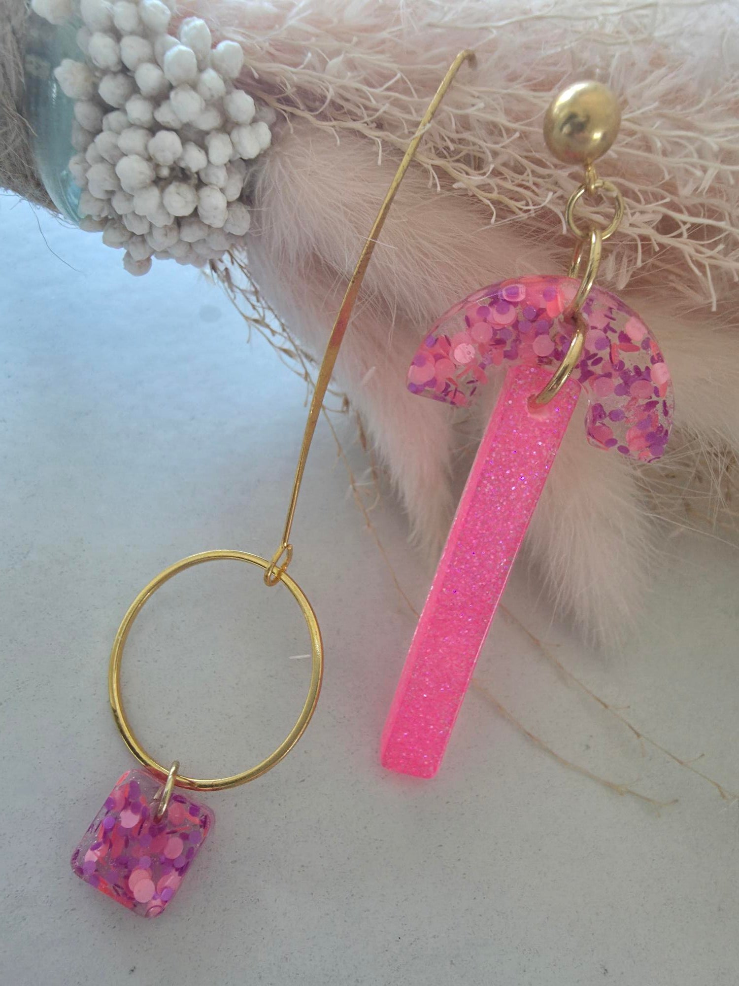 Boucles d'oreilles asymétriques rose fuchsia résine époxy – créole & carré confettis / barre paillettée & papillon (paire)
