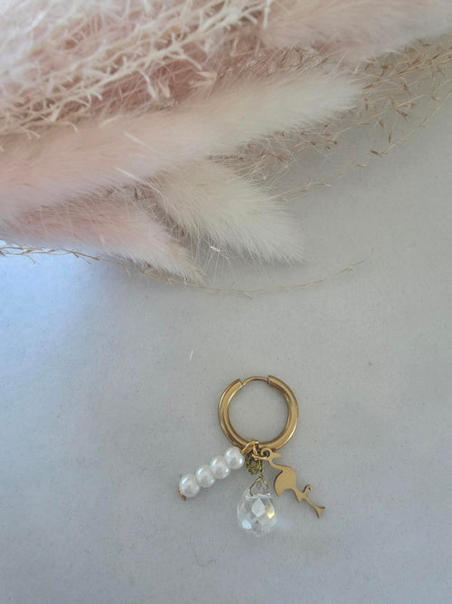 Boucle d'oreille créole dorée – charm flamant, perles nacrées & goutte cristal facetté (vendue à l'unité)