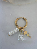Boucle d'oreille créole dorée – charm flamant, perles nacrées & goutte cristal facetté (vendue à l'unité)