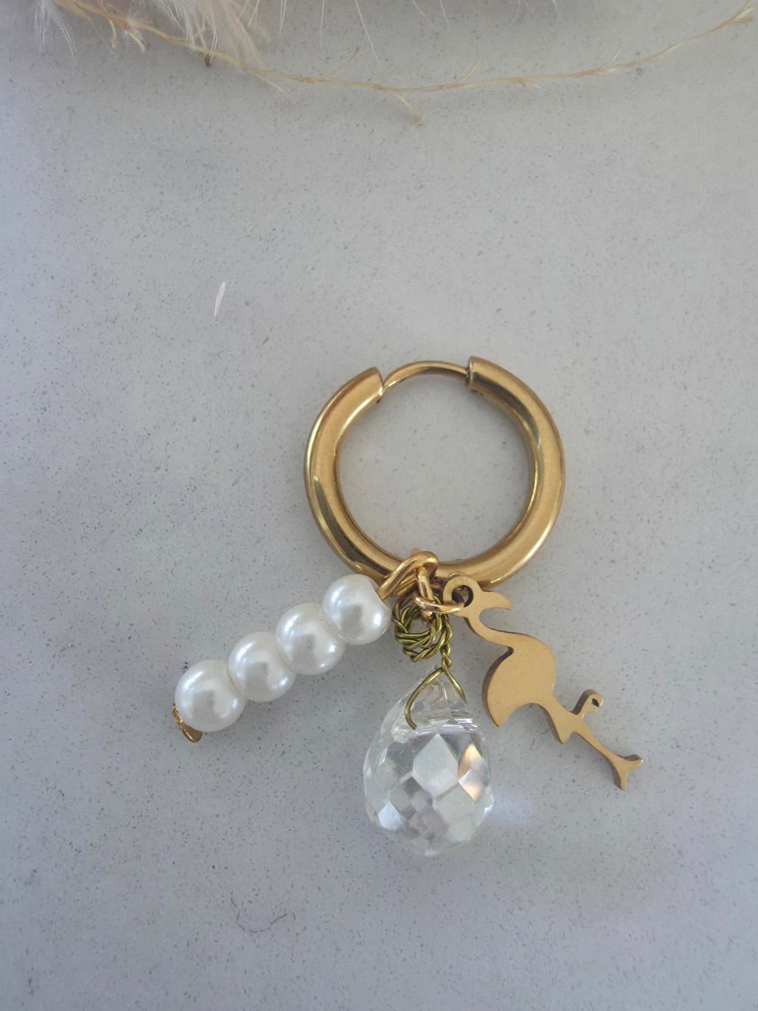 Boucle d'oreille créole dorée – charm flamant, perles nacrées & goutte cristal facetté (vendue à l'unité)
