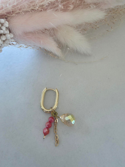Boucle d'oreille créole dorée – perles rouge & goutte cristal irisé (vendue à l'unité)