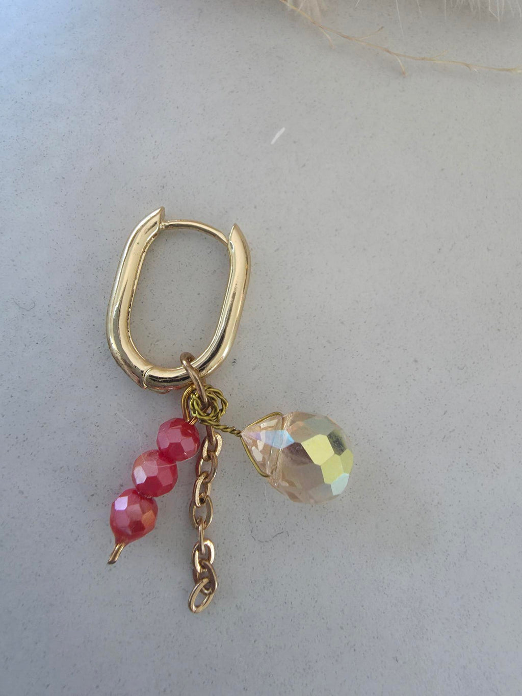 Boucle d'oreille créole dorée – perles rouge & goutte cristal irisé (vendue à l'unité)