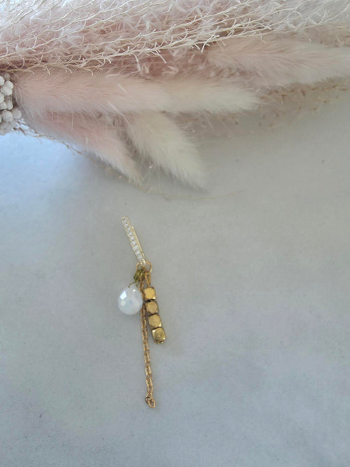Boucle d'oreille créole strass dorée – chaîne, perle nacrée & cubes dorés (vendue à l'unité)