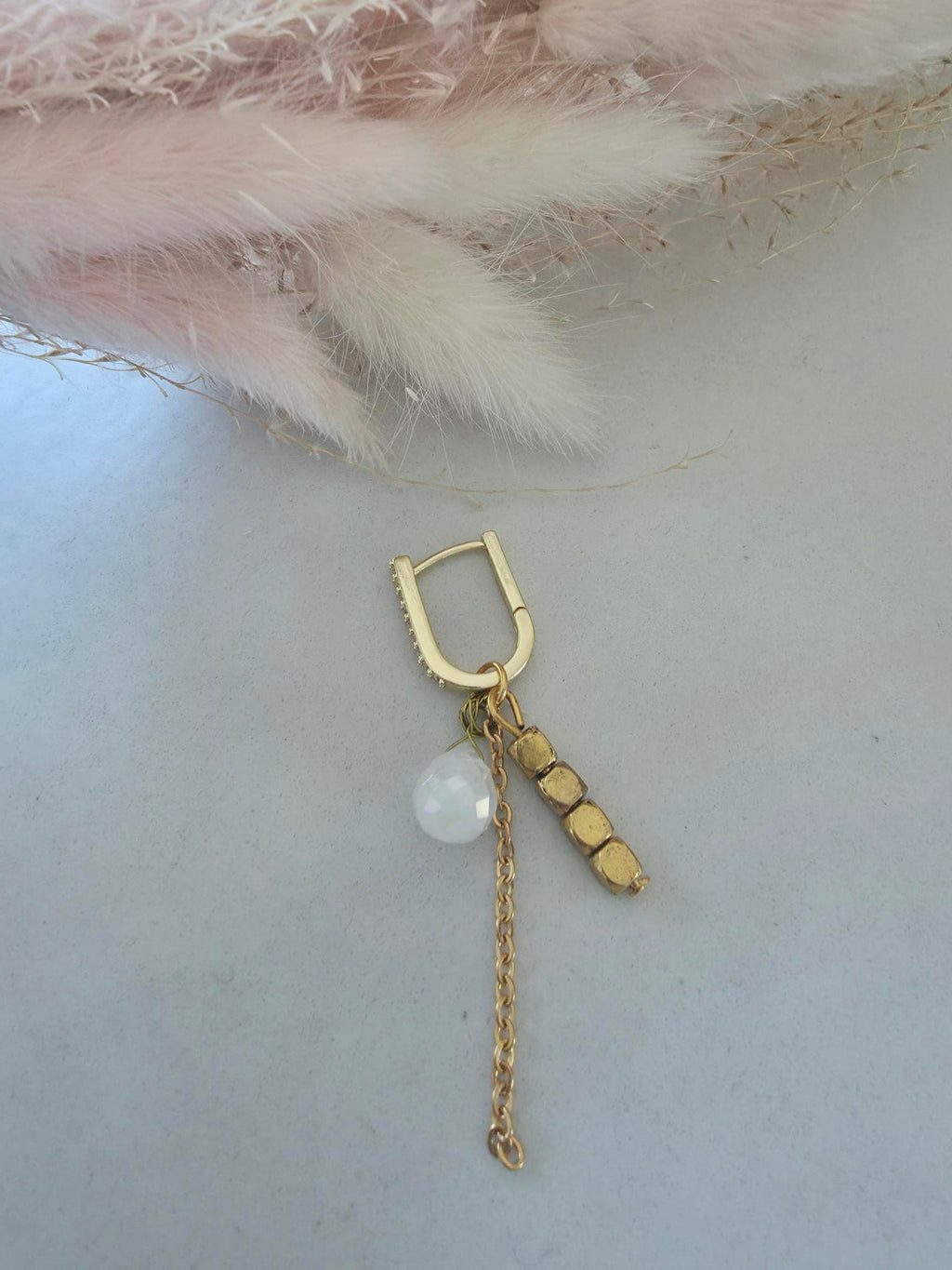 Boucle d'oreille créole strass dorée – chaîne, perle nacrée & cubes dorés (vendue à l'unité)