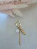 Boucle d'oreille créole strass dorée – chaîne, perle nacrée & cubes dorés (vendue à l'unité)