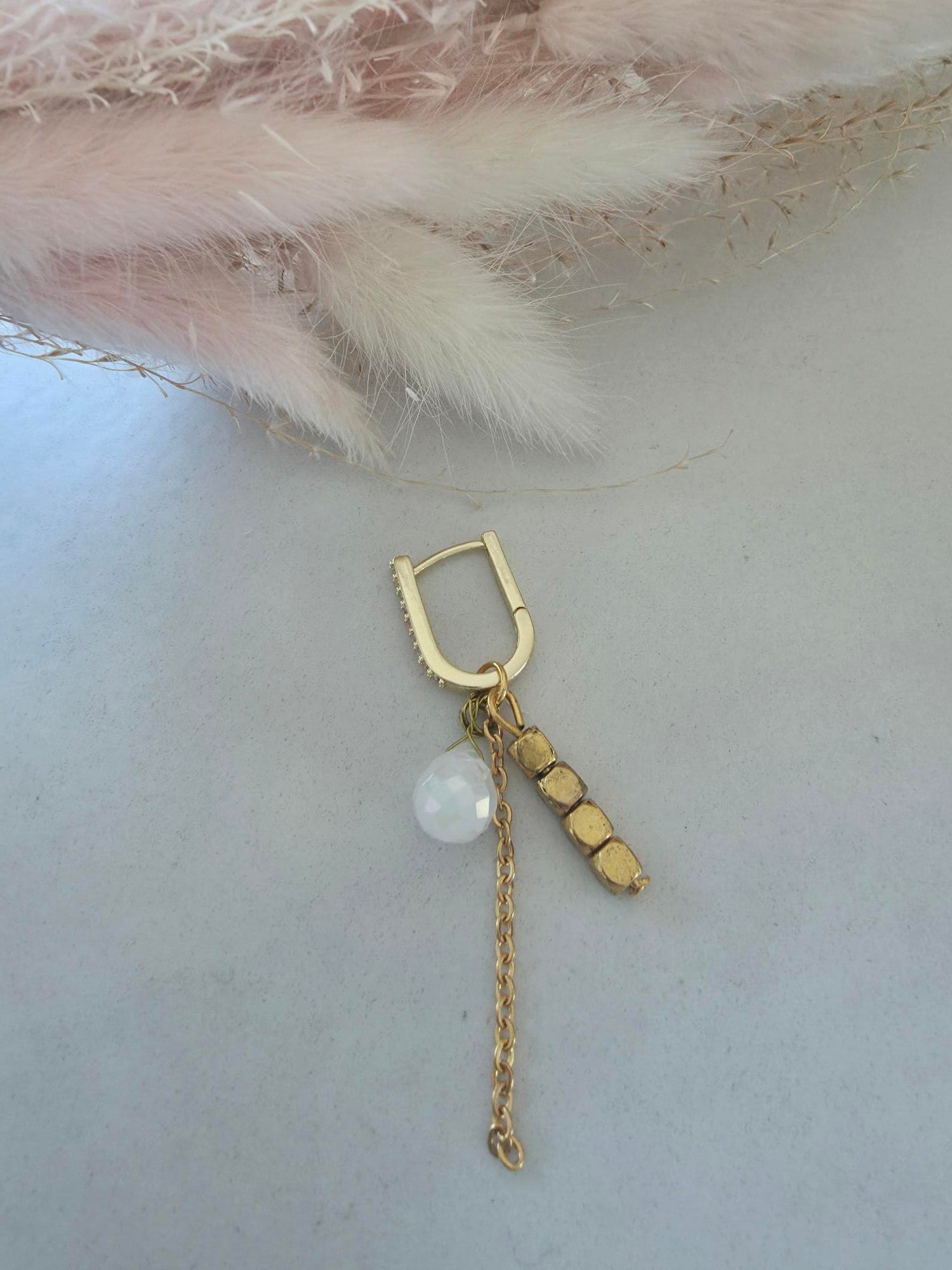Boucle d'oreille créole strass dorée – chaîne, perle nacrée & cubes dorés (vendue à l'unité)