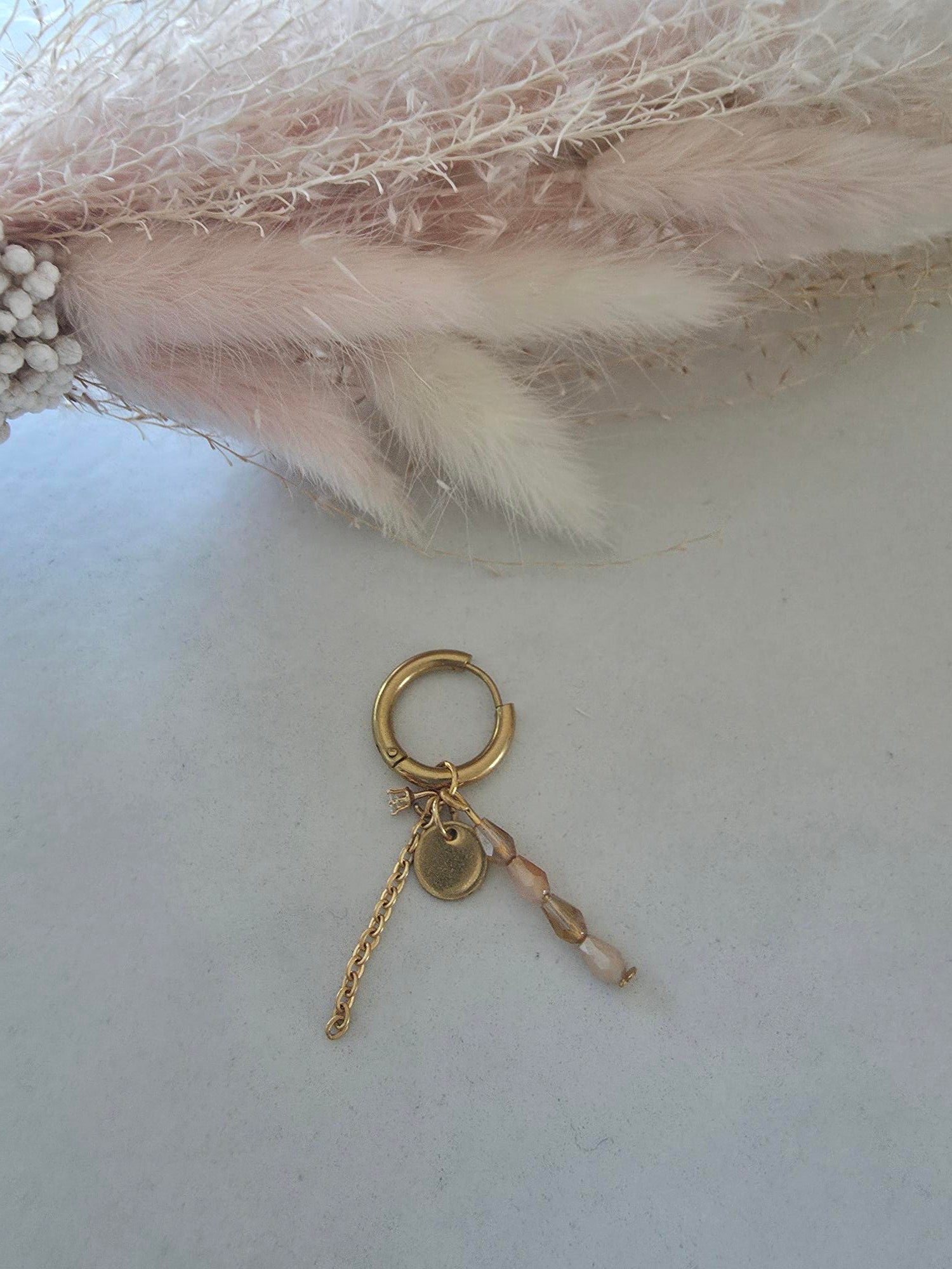 Boucle d'oreille créole dorée – pièce dorée, chaîne & perles rose nude (vendue à l'unité)
