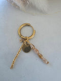 Boucle d'oreille créole dorée – pièce dorée, chaîne & perles rose nude (vendue à l'unité)