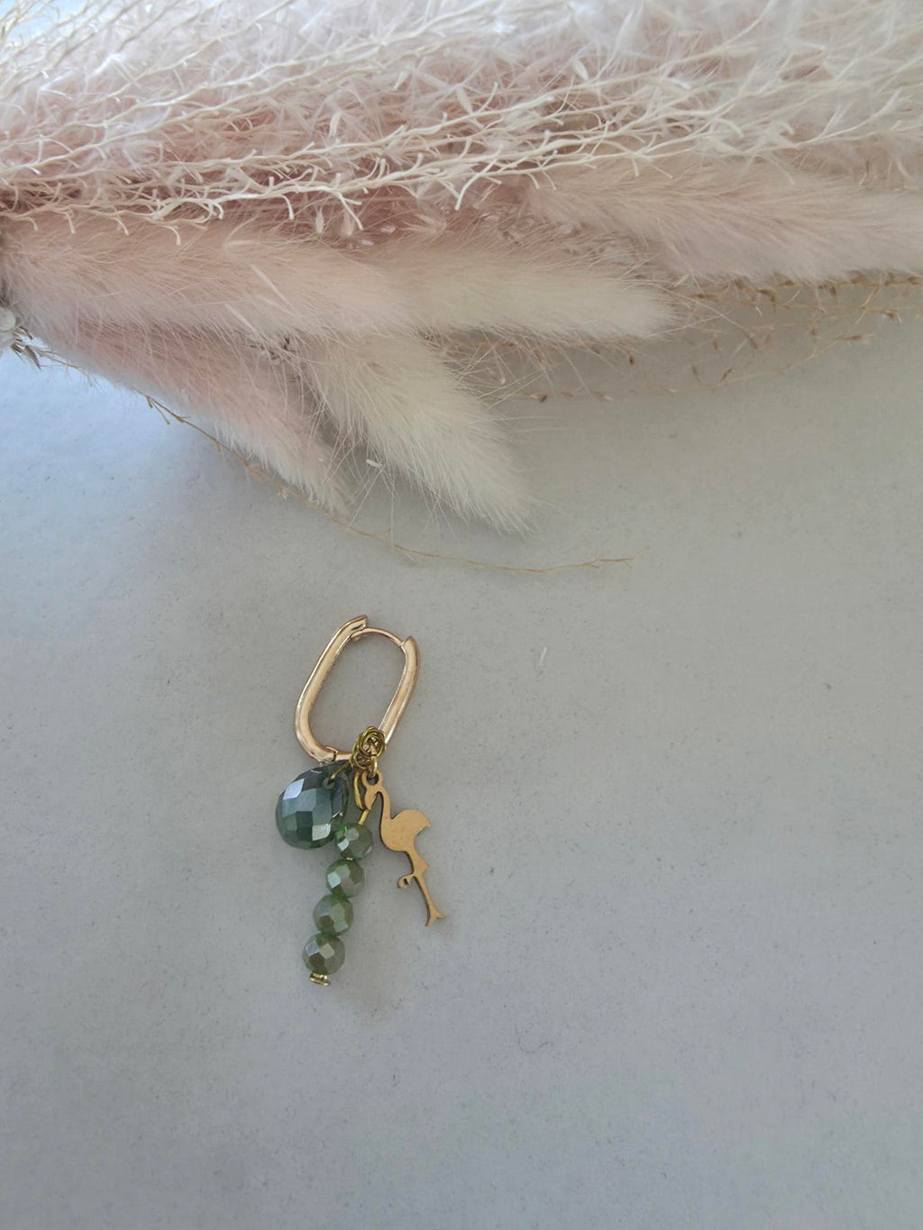 Boucle d'oreille créole dorée – charm flamant doré & cristaux verts facettés (vendue à l'unité)