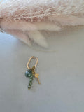 Boucle d'oreille créole dorée – charm flamant doré & cristaux verts facettés (vendue à l'unité)