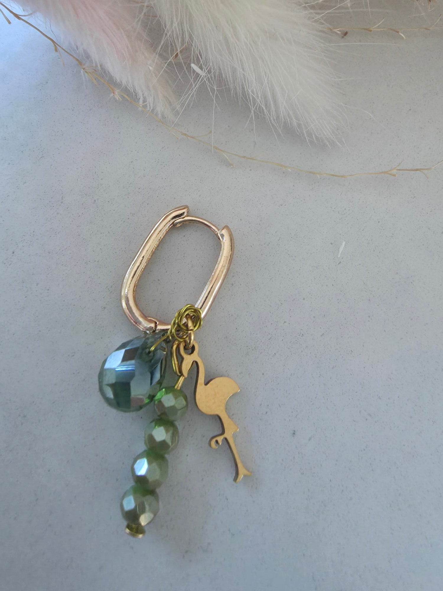 Boucle d'oreille créole dorée – charm flamant doré & cristaux verts facettés (vendue à l'unité)