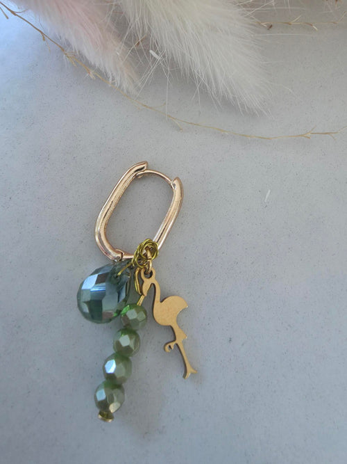 Boucle d'oreille créole dorée – charm flamant doré & cristaux verts facettés (vendue à l'unité)