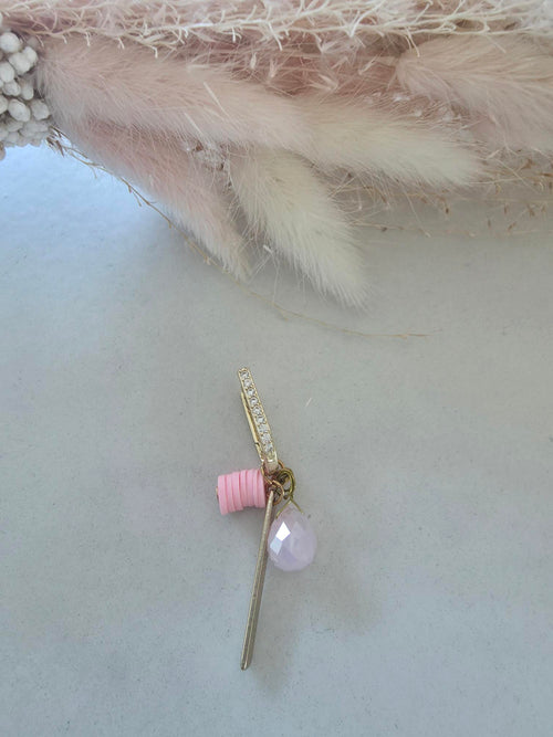 Boucle d'oreille créole dorée strass – barre dorée, perle rose & cristal facetté