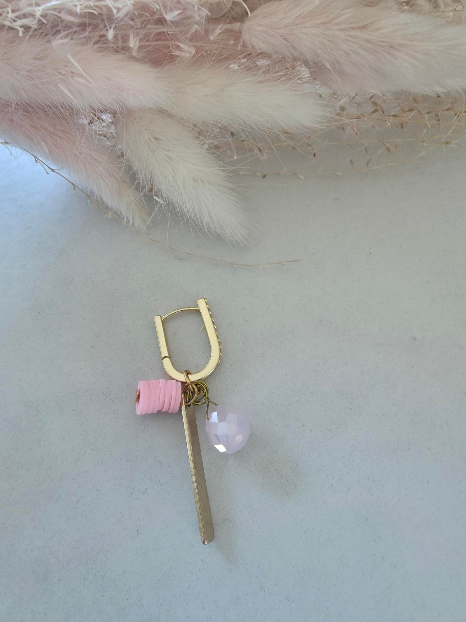 Boucle d'oreille créole dorée strass – barre dorée, perle rose & cristal facetté