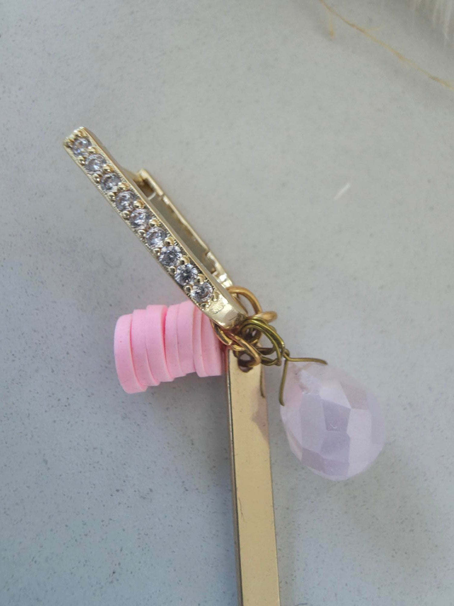 Boucle d'oreille créole dorée strass – barre dorée, perle rose & cristal facetté