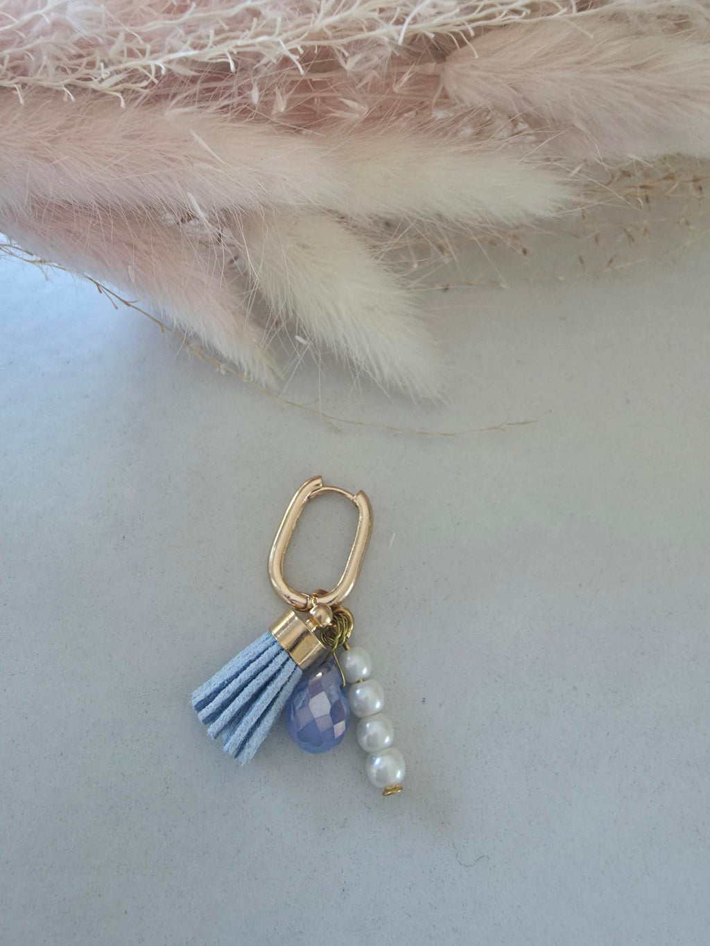 Boucle d'oreille créole dorée – pompon bleu ciel, cristal & perles nacrées (vendue à l'unité)