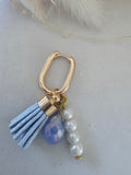 Boucle d'oreille créole dorée – pompon bleu ciel, cristal & perles nacrées (vendue à l'unité)