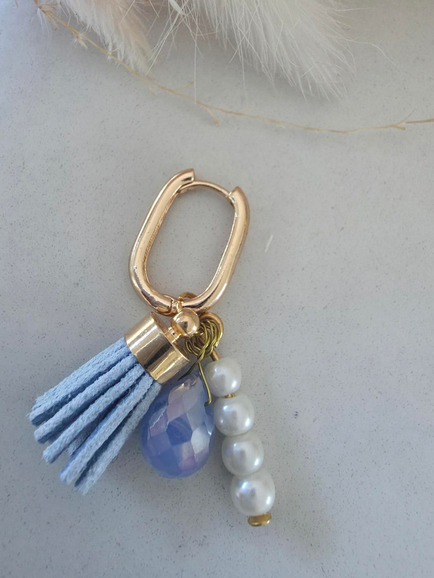 Boucle d'oreille créole dorée – pompon bleu ciel, cristal & perles nacrées (vendue à l'unité)