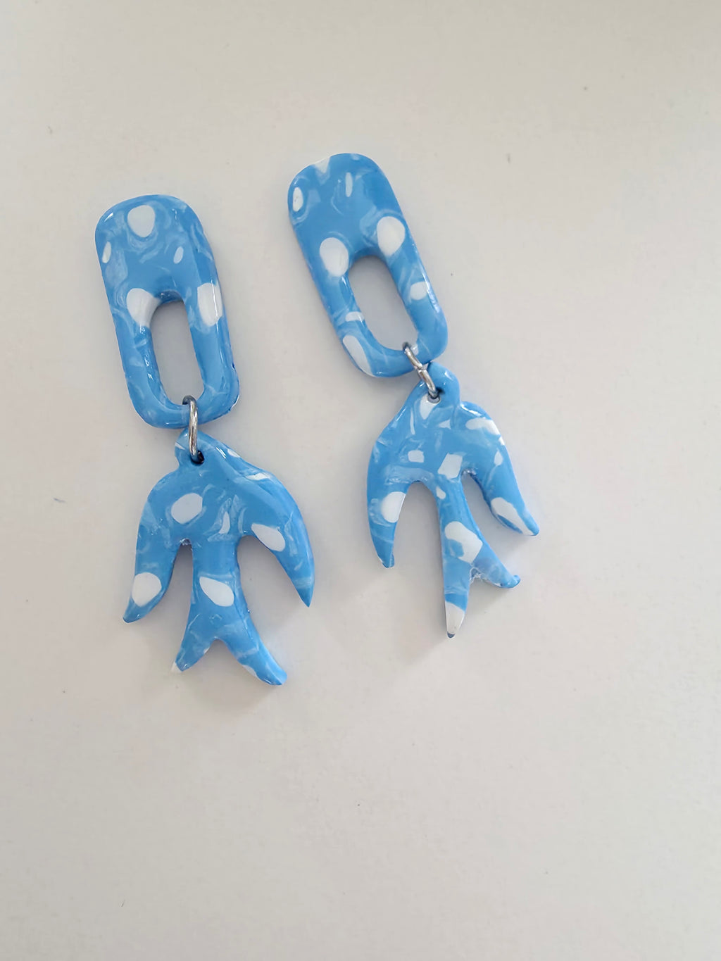 Boucles d'oreilles Hirondelle – Argile Polymère Bleu Ciel à Pois
