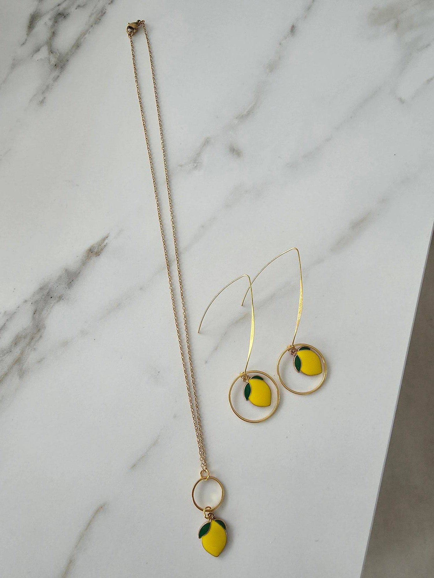 Ensemble Bijoux Citron – Boucles d'oreilles & Collier Anneau Doré