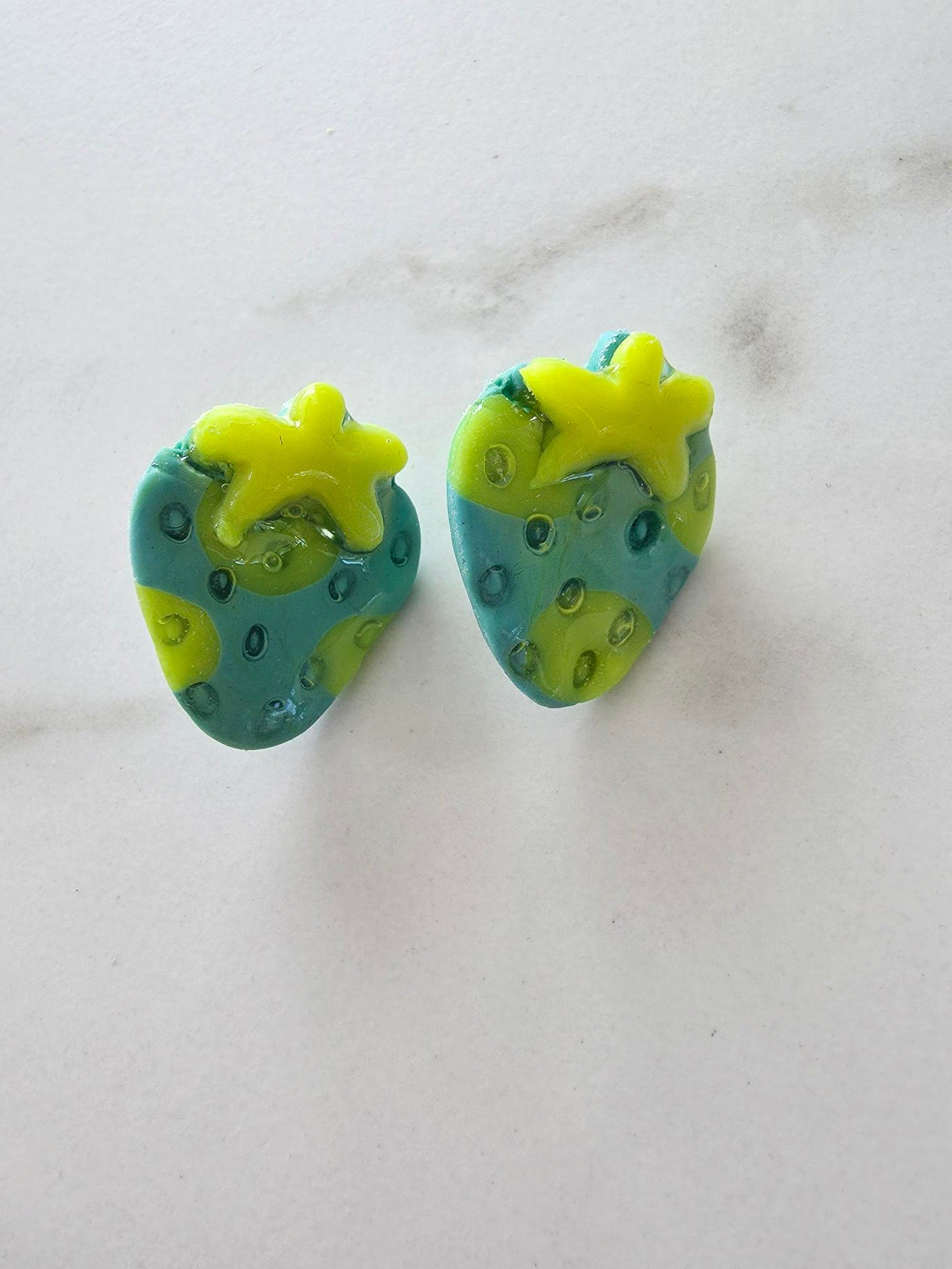 Boucles d'oreilles Fraise – Argile Polymère Turquoise & Jaune Fluo
