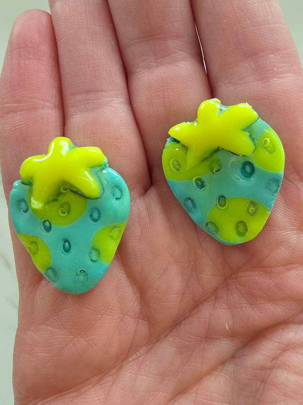 Boucles d'oreilles Fraise – Argile Polymère Turquoise & Jaune Fluo