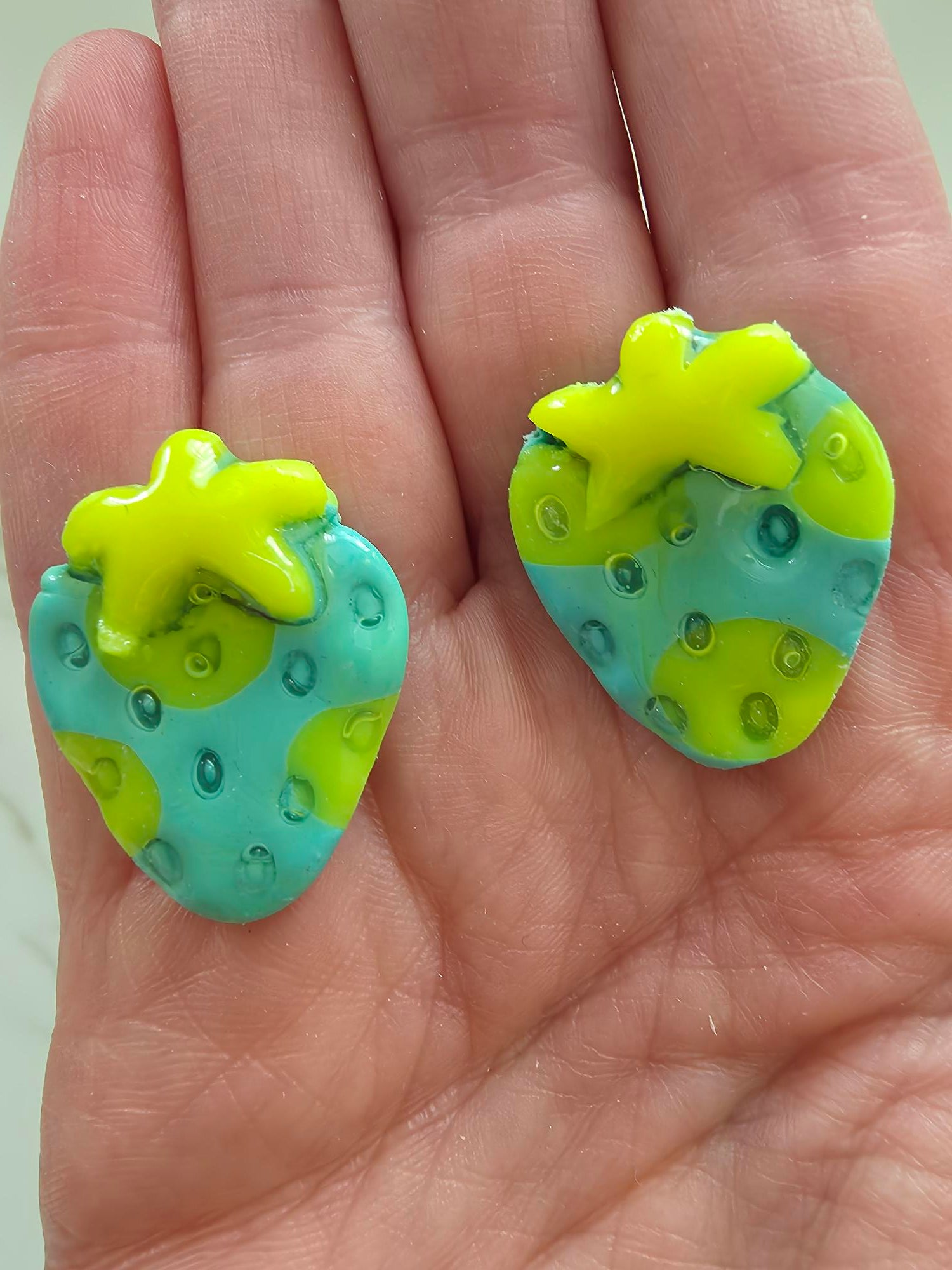 Boucles d'oreilles Fraise – Argile Polymère Turquoise & Jaune Fluo