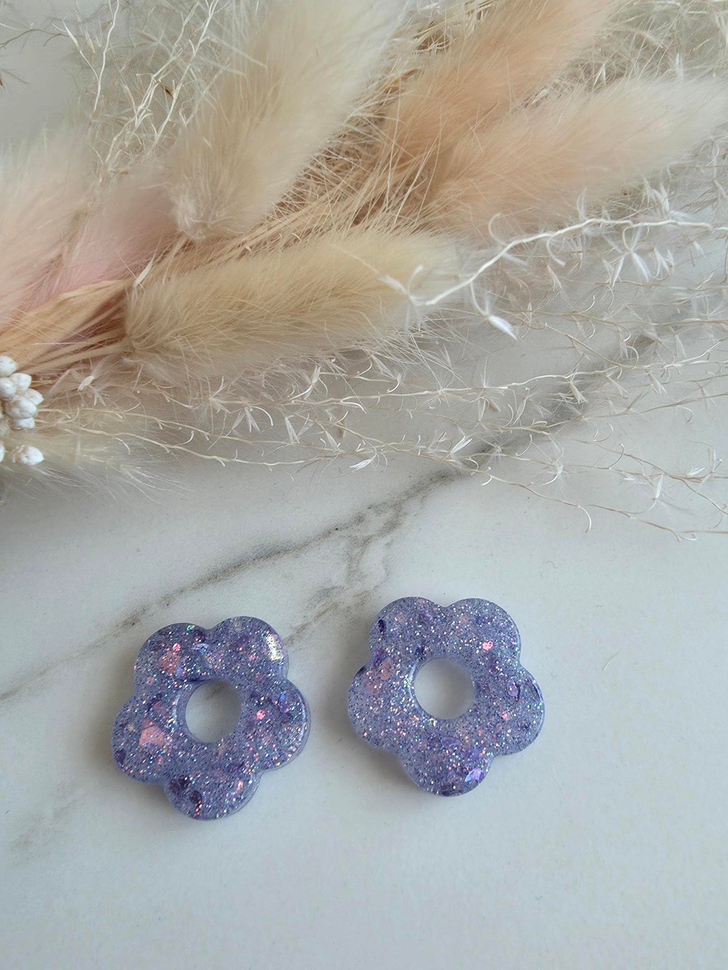 résine époxy - fleur mauve confettis