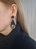 Boucles d'oreilles en pâte polymère – Gouttes Noires & Fleur Séchée Dorée