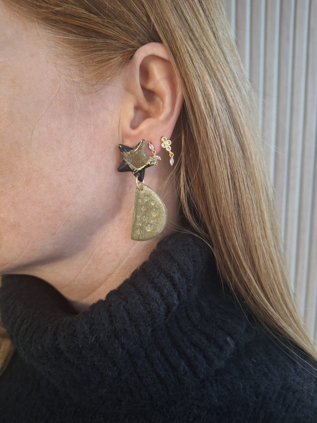 Boucles d'oreilles en pâte polymère – Étoile & Demi-Lune Noir & Doré Asymétriques