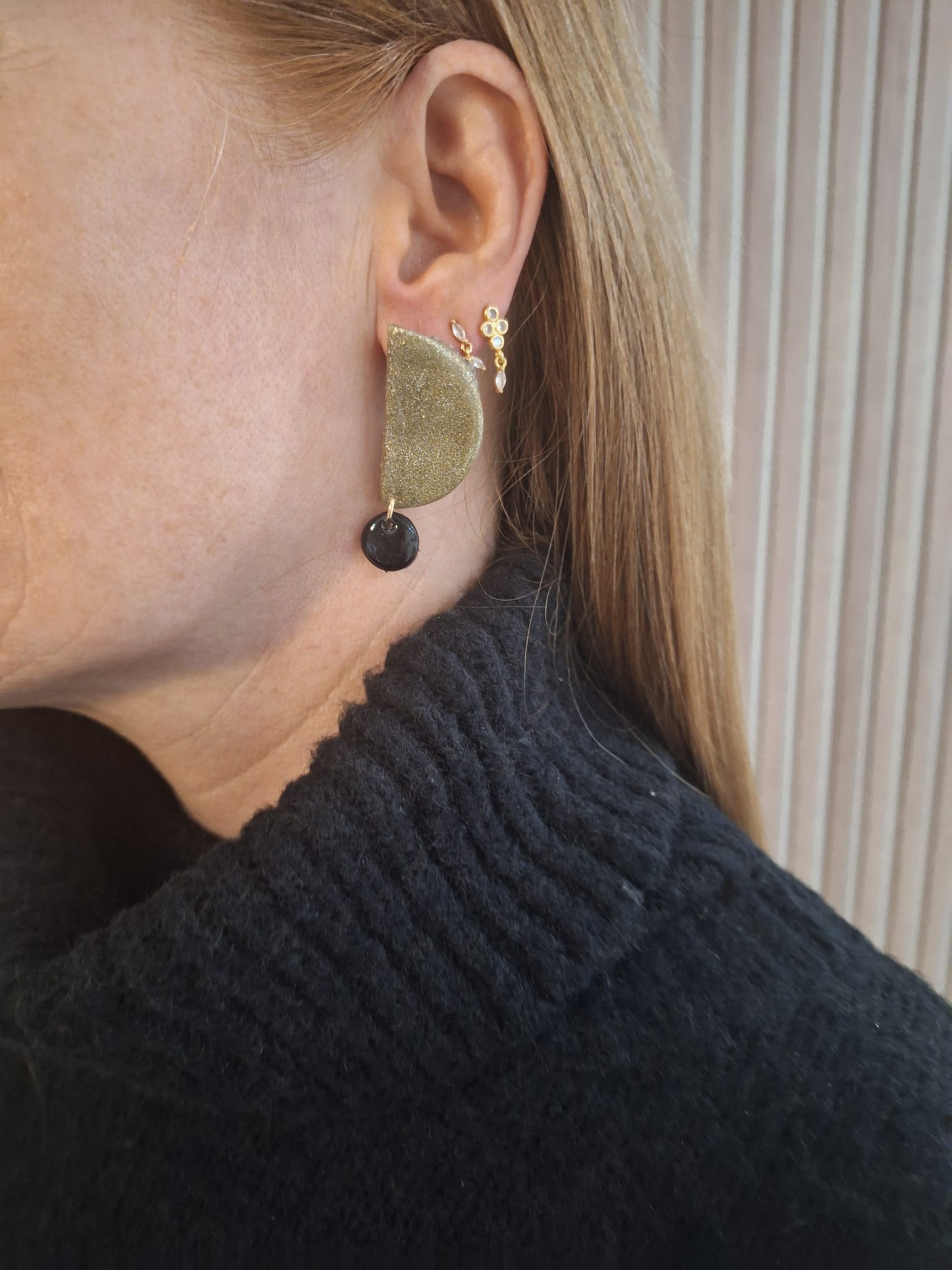Boucles d'oreilles pâte polymère – Demi-Lunes Dorées Pailletées & Noir Asymétriques