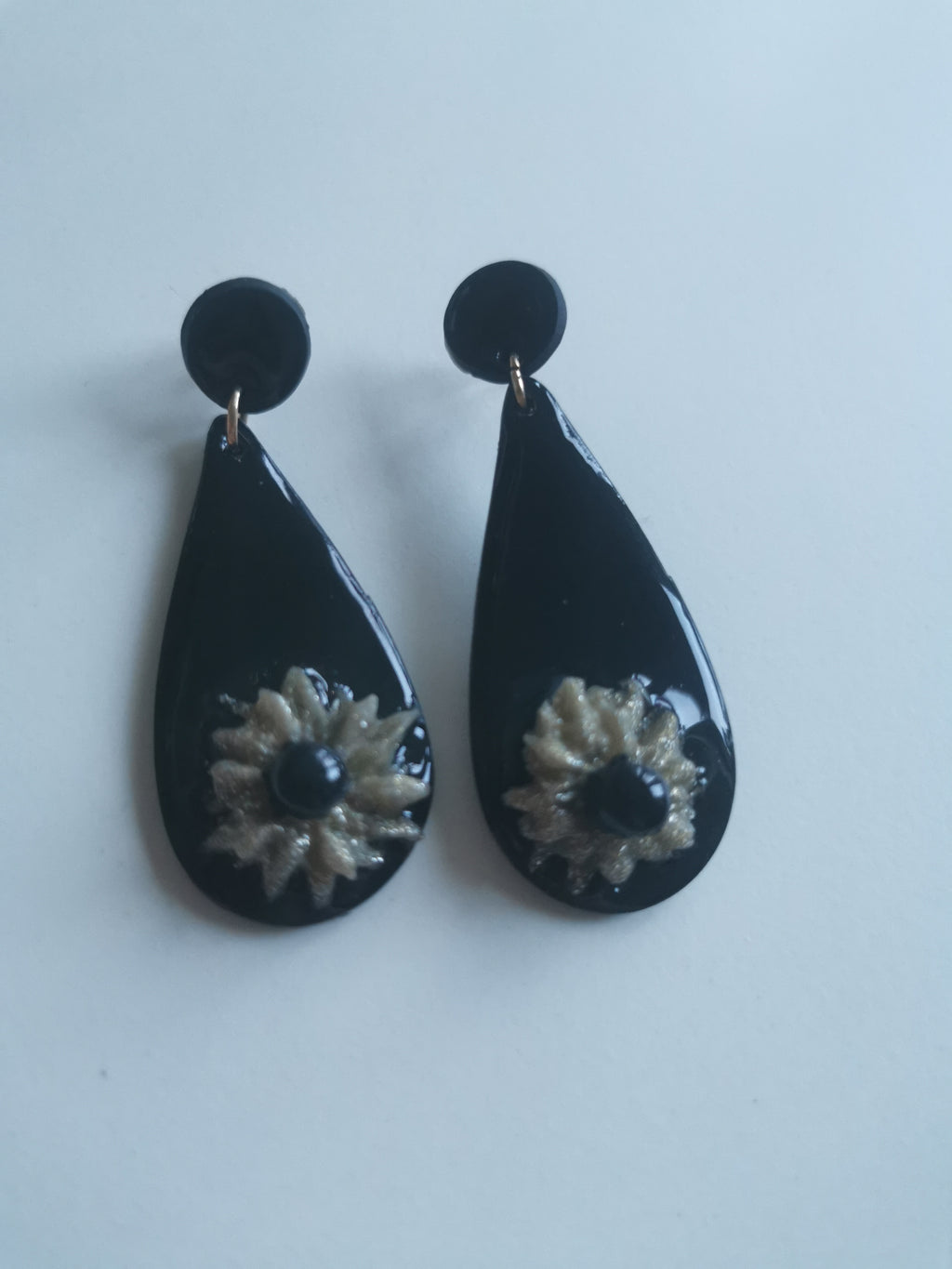 Boucles d'oreilles en pâte polymère – Gouttes Noires & Fleur Séchée Dorée