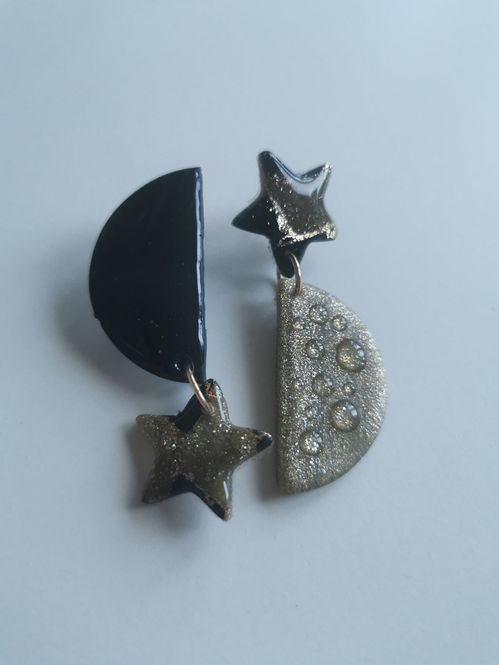 Boucles d'oreilles en pâte polymère – Étoile & Demi-Lune Noir & Doré Asymétriques
