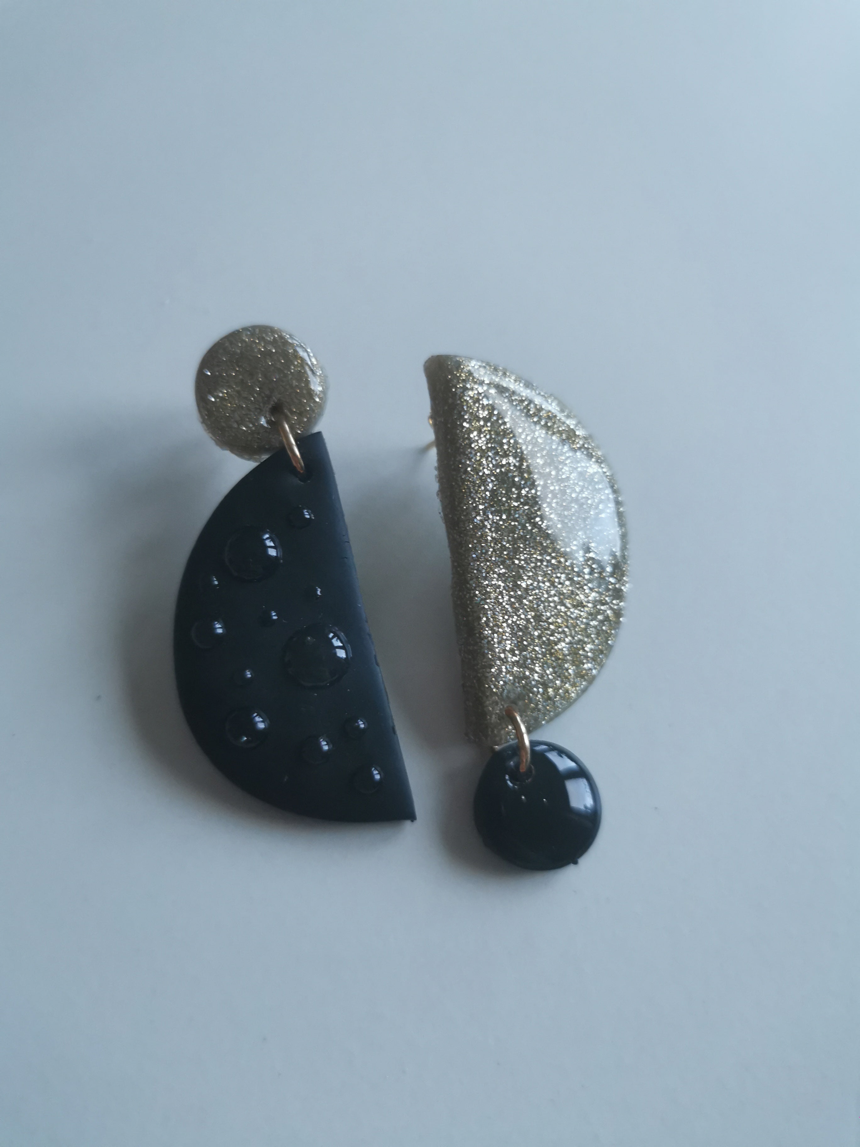 Boucles d'oreilles pâte polymère – Demi-Lunes Dorées Pailletées & Noir Asymétriques